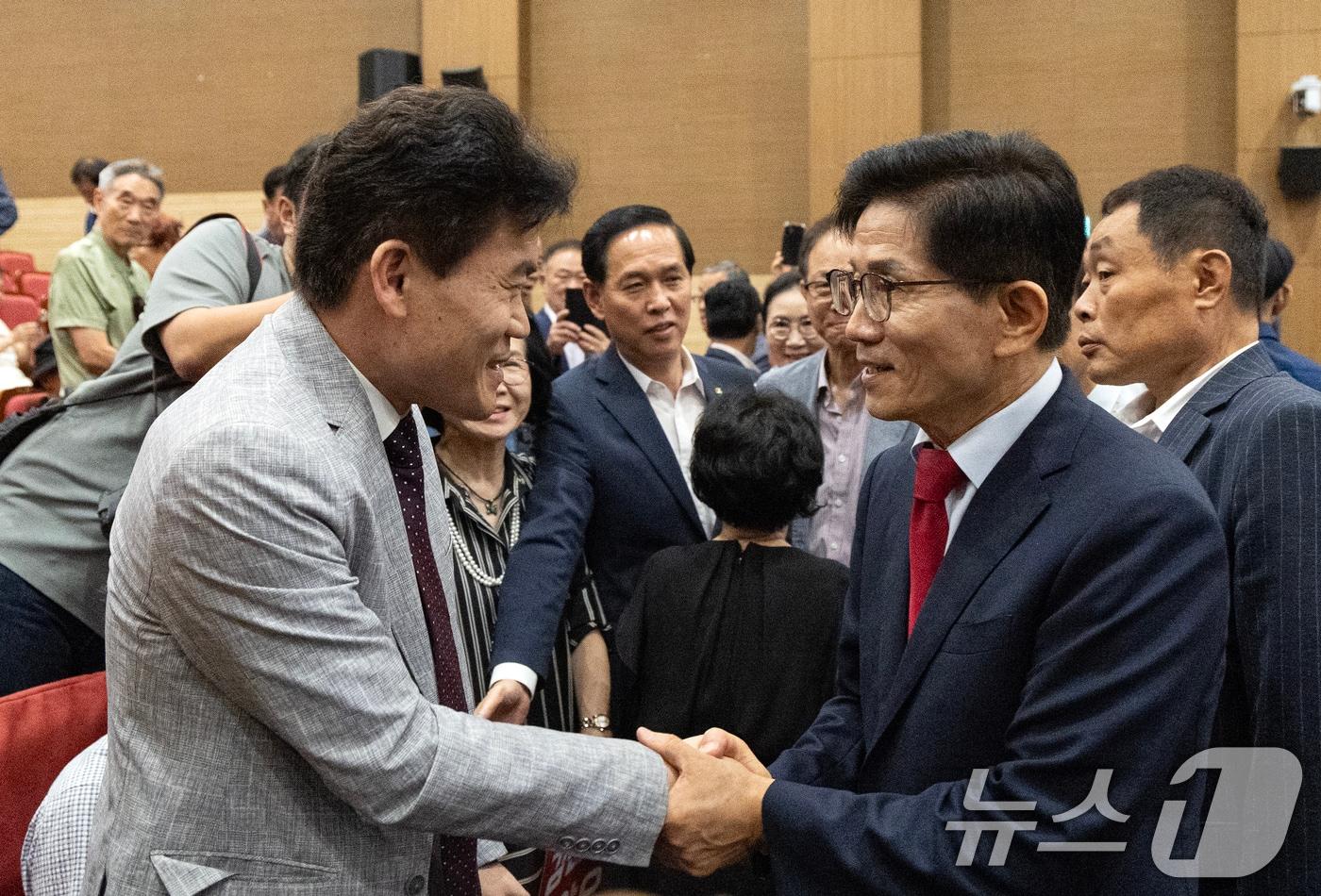 김문수 국민의힘 당 대표 후보가 4일 오전 서울 여의도 국회 의원회관에서 열린 투게더포럼 시국토론회 '투쟁이 혁신이다'에 참석해 전 한국사 강사 전한길 씨와 악수하고 있다. 2025.8.4/뉴스1 ⓒ News1 이승배 기자