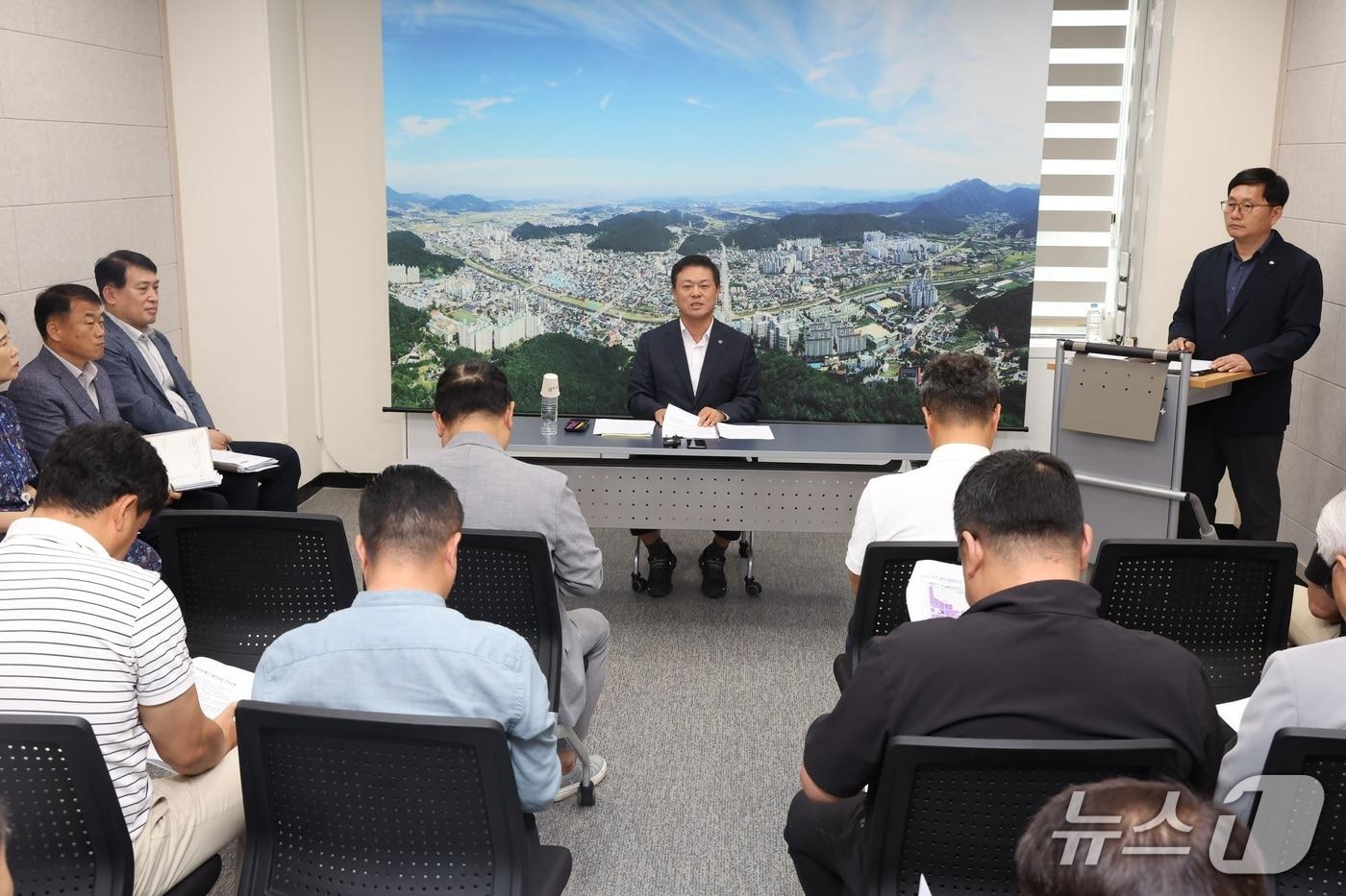 4일 이학수 정읍시장이 정읍그린파워(주)의 바이오매스 발전시설 건립공사 강행을 용납할 수 없다는 기자회견을 하고 있다.(정읍시 제공. 재판매 및 DB금지)/뉴스1 