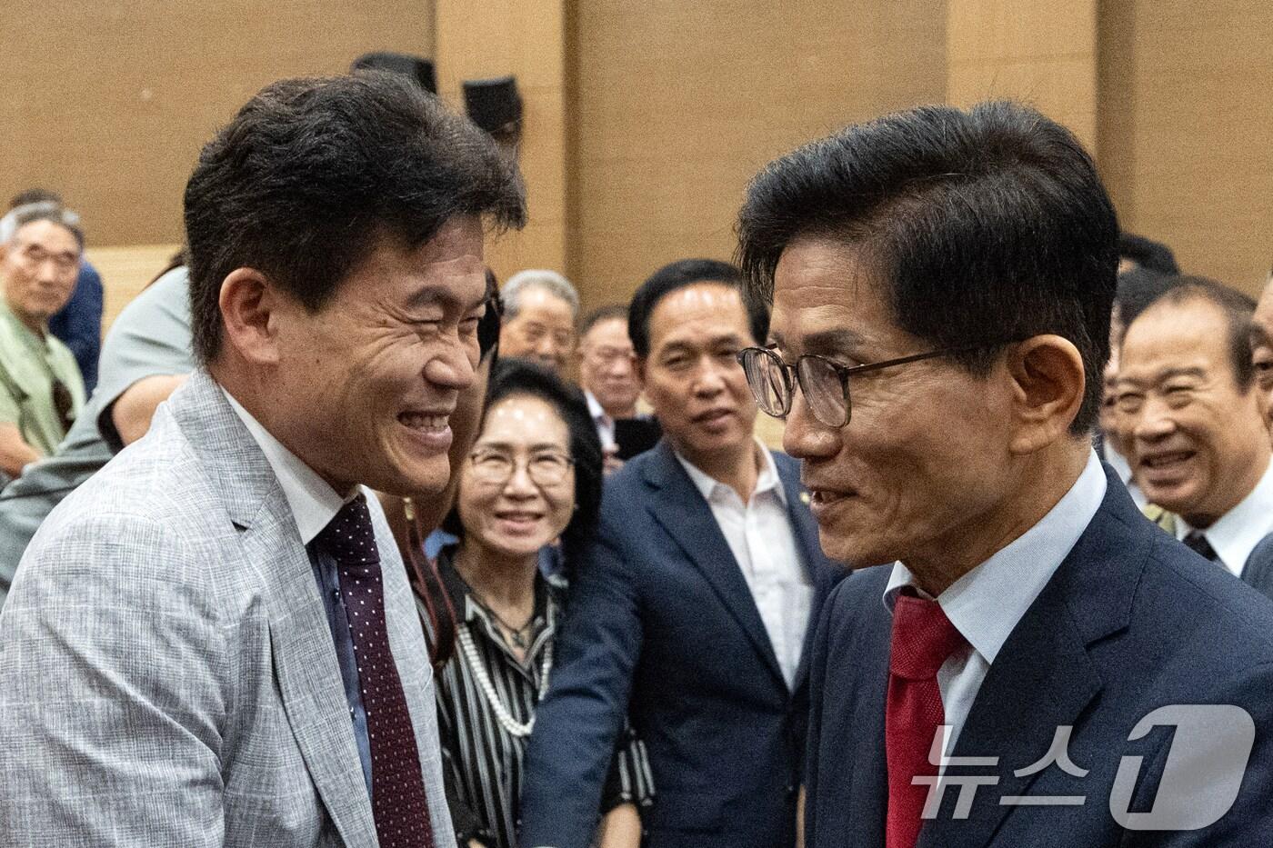 김문수 국민의힘 당 대표 후보가 4일 오전 서울 여의도 국회 의원회관에서 열린 투게더포럼 시국토론회 '투쟁이 혁신이다'에 참석해 전 한국사 강사 전한길 씨와 인사 나누고 있다. 2025.8.4/뉴스1 ⓒ News1 이승배 기자