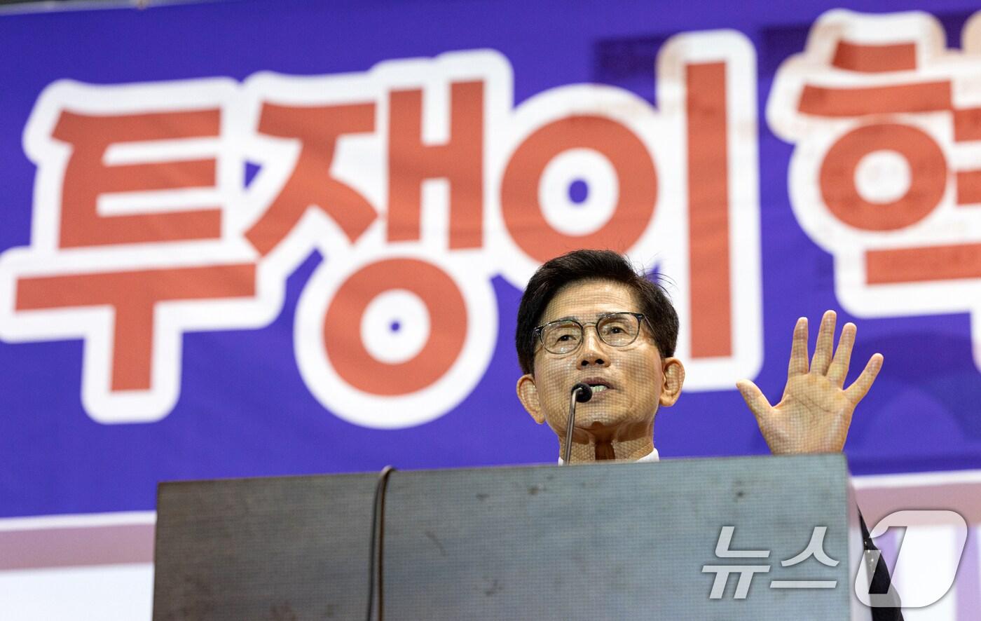 김문수 국민의힘 당 대표 후보가 4일 오전 서울 여의도 국회 의원회관에서 열린 투게더포럼 시국토론회 &#39;투쟁이 혁신이다&#39;에 참석해 발언하고 있다. 2025.8.4/뉴스1 ⓒ News1 이승배 기자