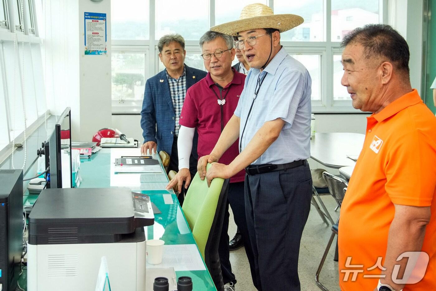 주낙영 경주시장이 4일 주요 해수욕장을 방문해 운영 상황 등을 점검했다. (경주시 제공, 재판매 및 DB금자) 2025.8.4/뉴스1 