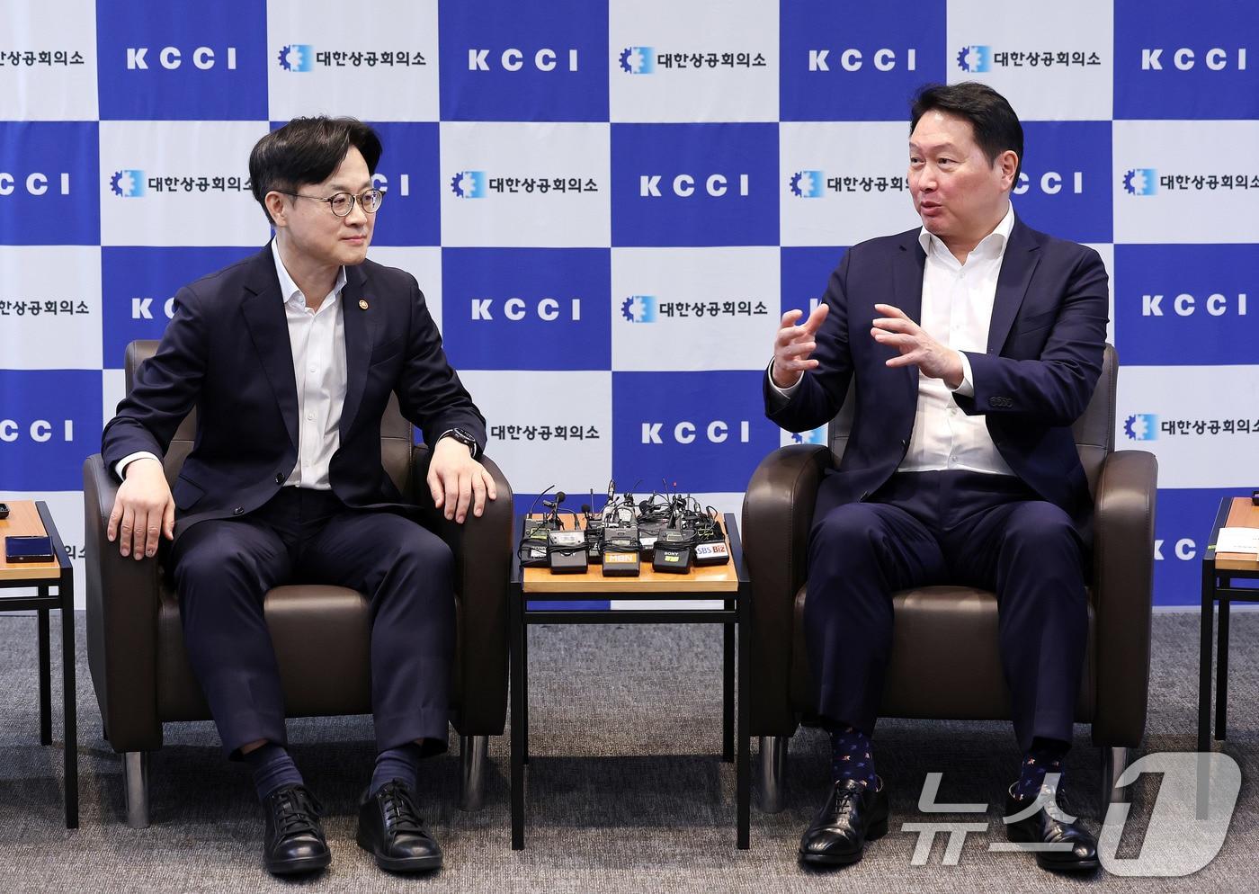 본문 이미지 - 김정관 산업통상자원부 장관이 서울 중구 대한상공회의소에서 최태원 대한상공회의소 회장과 만나 면담을 하고 있다. 2025.8.4 ⓒ 뉴스1 박지혜 기자