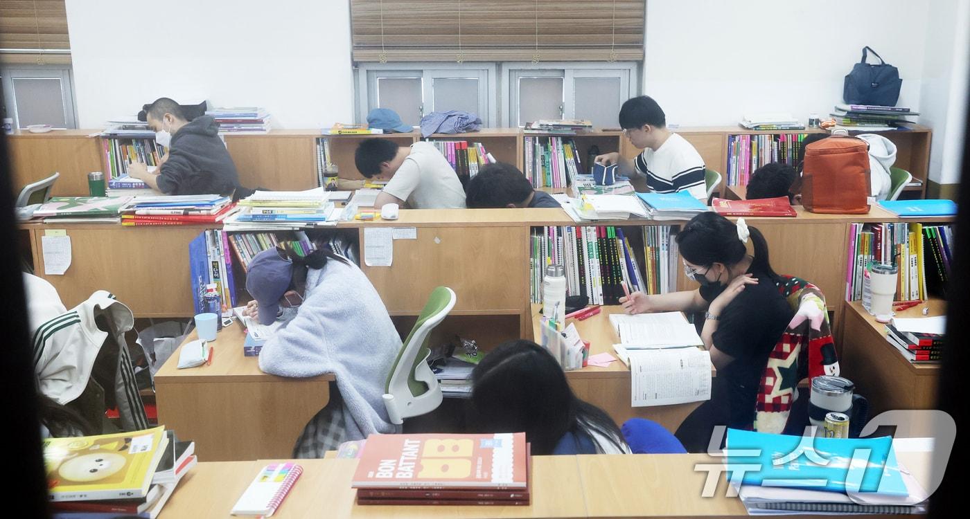 2026학년도 대학수학능력시험 D-100일을 하루 앞둔 4일 경기 수원시 권선구 수원메가스터디학원에서 수험생들이 자율학습을 하고 있다. 2025.8.4/뉴스1 ⓒ News1 김영운 기자