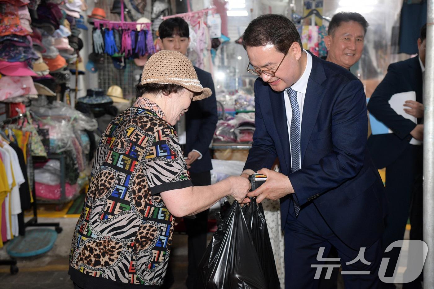 김영문 광주시 문화경제부시장이 4일 오전 취임 후 첫 일정으로 남광주시장을 방문해 상인들의 애로와 건의사항을 청취하고 있다.(광주시 제공. 재판매 및 DB 금지) 2025.8.4/뉴스1 