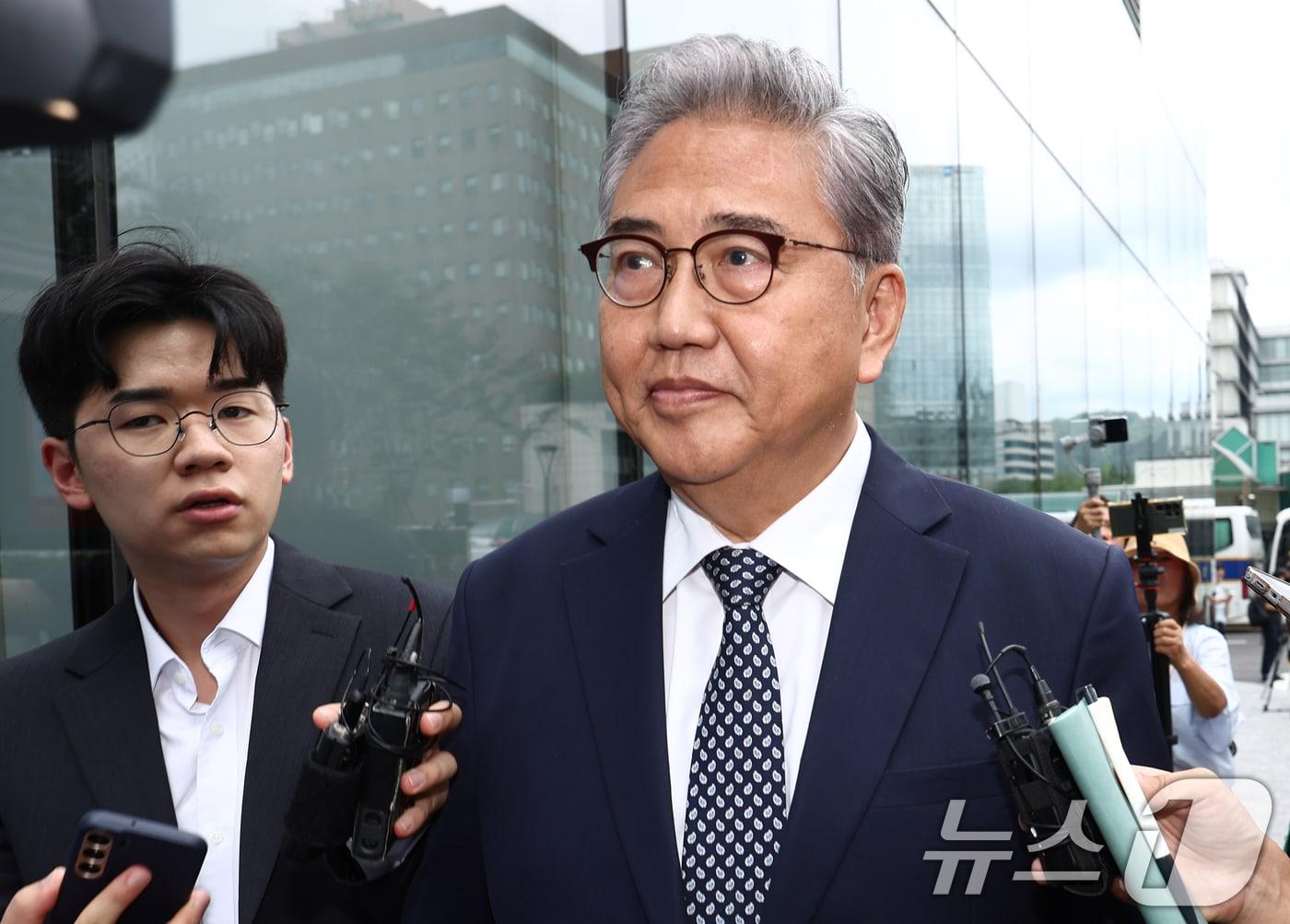 본문 이미지 - 박진 전 외교부 장관이 4일 오후 서울 종로구 김건희 특검팀&#40;특별검사 민중기&#41; 사무실에서 윤석열 전 대통령 부부의 우크라이나 순방 관련 조사를 받기 위해 출석하고 있다. 2025.8.4/뉴스1 ⓒ News1 김민지 기자