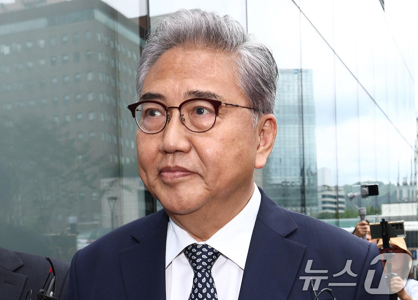 본문 이미지 - 박진 전 외교부 장관이 4일 오후 서울 종로구 김건희 특검팀&#40;특별검사 민중기&#41; 사무실에서 윤석열 전 대통령 부부의 우크라이나 순방 관련 조사를 받기 위해 출석하고 있다. 2025.8.4/뉴스1 ⓒ News1 김민지 기자