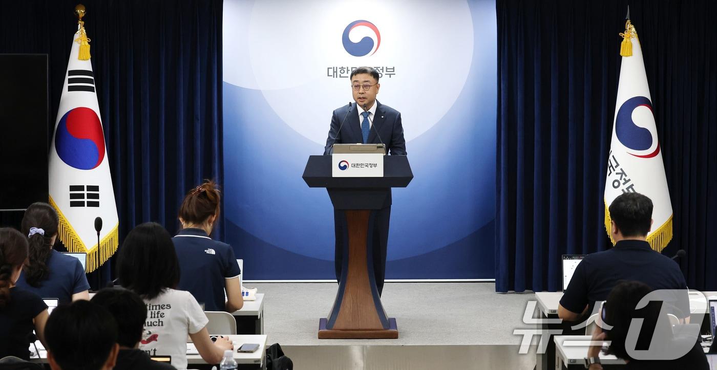 송상훈 과학기술정보통신부 정보통신정책실장이 4일 오후 서울 종로구 정부서울청사에서 &#39;독자 AI 파운데이션 모델&#39; 프로젝트 정예팀 선정 결과를 발표하고 있다2025.8.4/뉴스1 ⓒ News1 임세영 기자