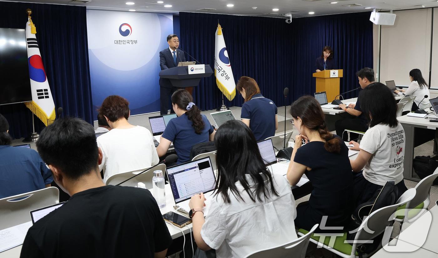 송상훈 과학기술정보통신부 정보통신정책실장이 4일 오후 서울 종로구 정부서울청사에서 &#39;독자 AI 파운데이션 모델&#39; 프로젝트 정예팀 선정 결과를 발표하고 있다. &#39;독자 AI 파운데이션 모델&#39; 정예팀으로는 네이버클라우드, 업스테이지, 에스케이텔레콤, 엔씨에이아이, 엘지경영개발원 AI 원구원이 선정됐다. 2025.8.4/뉴스1 ⓒ News1 임세영 기자