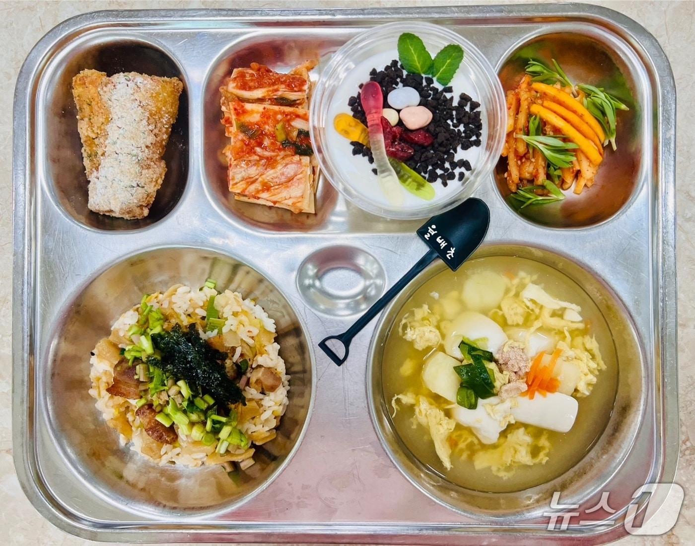 본문 이미지 - 대구교육청은 4일 '2025년 제1회 건강급식 우수학교' 14곳을 선정했다고 밝혔다. 사진은 우수학교에 선정된 월배초 급식. (대구교육청 제공. 재판매 및 DB 금지)/뉴스1