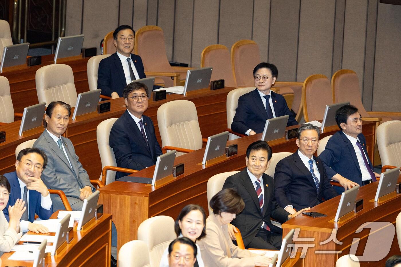 이재명 정부 국무위원들이 4일 서울 여의도 국회에서 열린 제427회 국회(임시회) 3차 본회의에 출석해 방청석을 바라보고 있다. 2025.8.4/뉴스1 ⓒ News1 유승관 기자