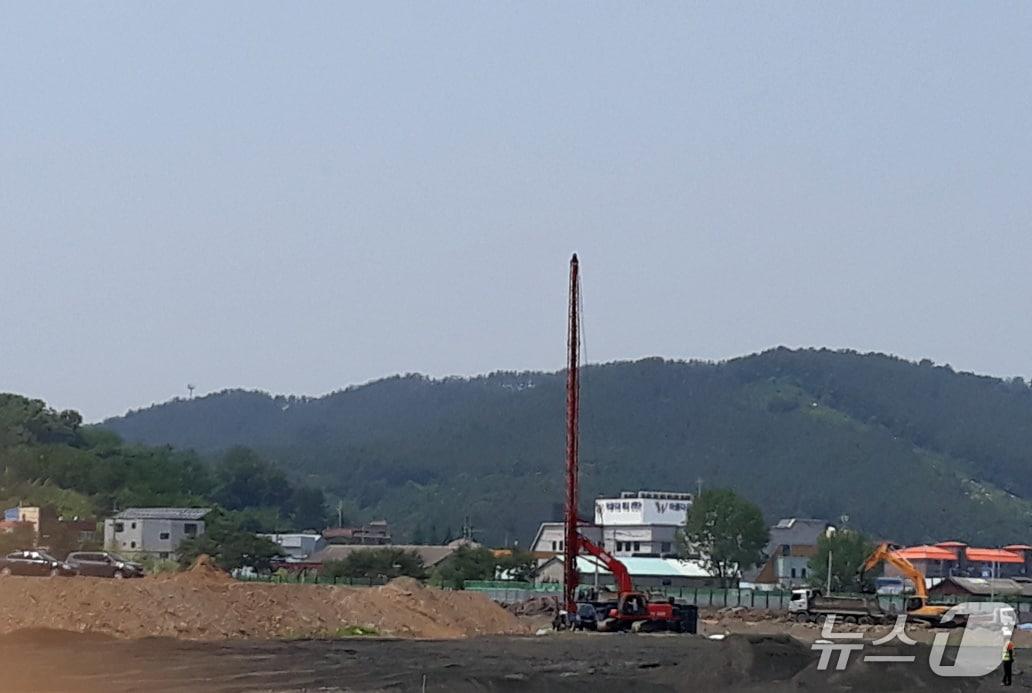본문 이미지 - 현재는 완공된 서천군 신청사 부지 지반에 기초파일을 넣는 공사 모습.(서천 시민사회단체 제공. 재판매 및 DB금지)/뉴스1