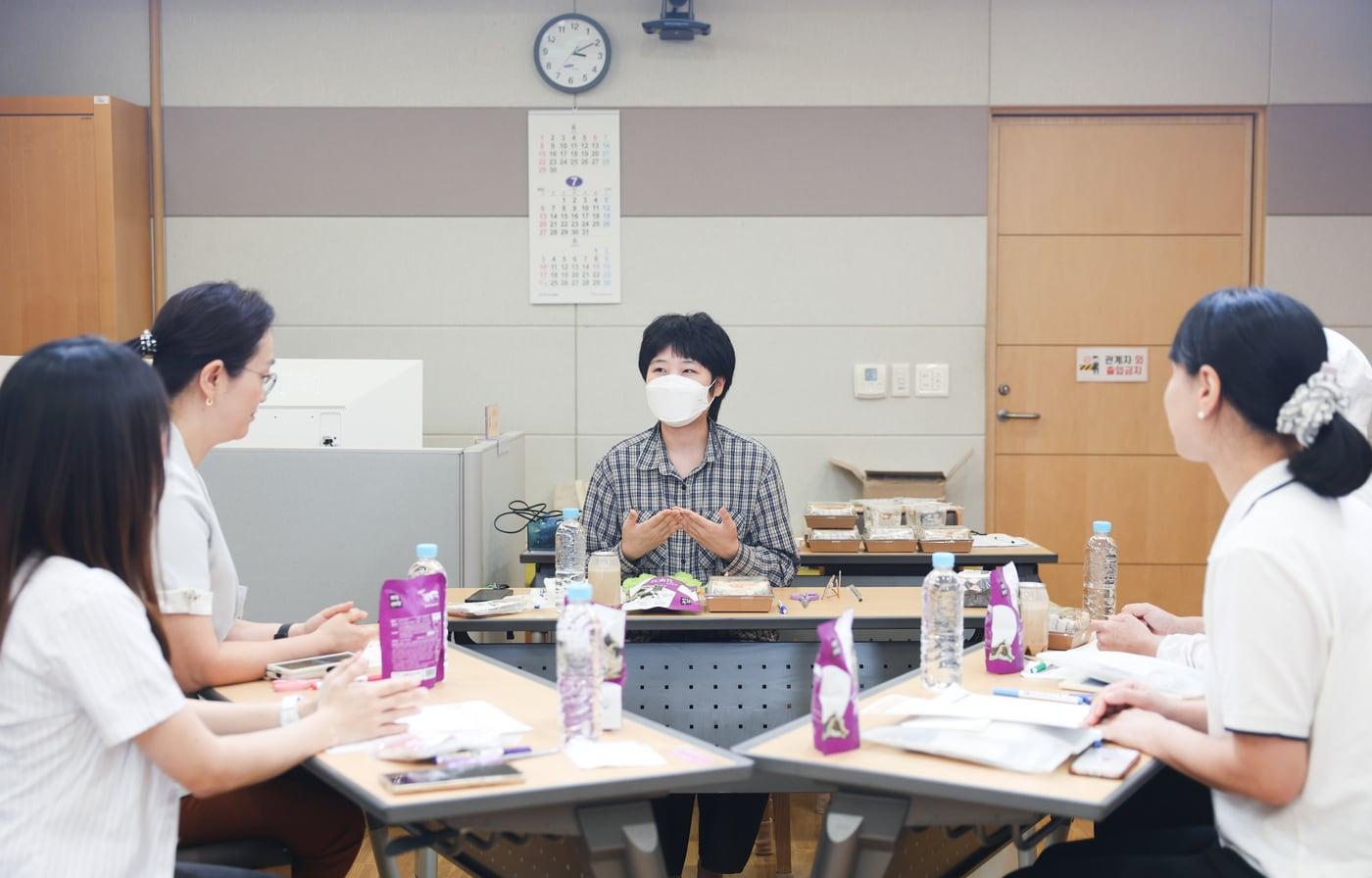 삼성서울병원은 20, 30대 청년 암환자를 위한 정서 지원 프로그램을 출범한다고 밝혔다. 사진은 8월 1일 이정현 작가(사진 가운데)가 프로그램 1기 참여자들과 암치료 경험을 나누는 모습(삼성서울병원 제공)