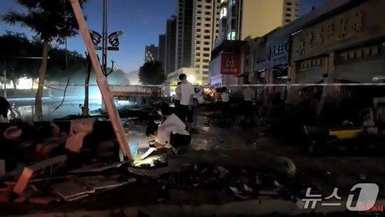 본문 이미지 - 산시성 우치현 주민들이 귀금속을 찾고 있다. &#40;웨이보 갈무리&#41;