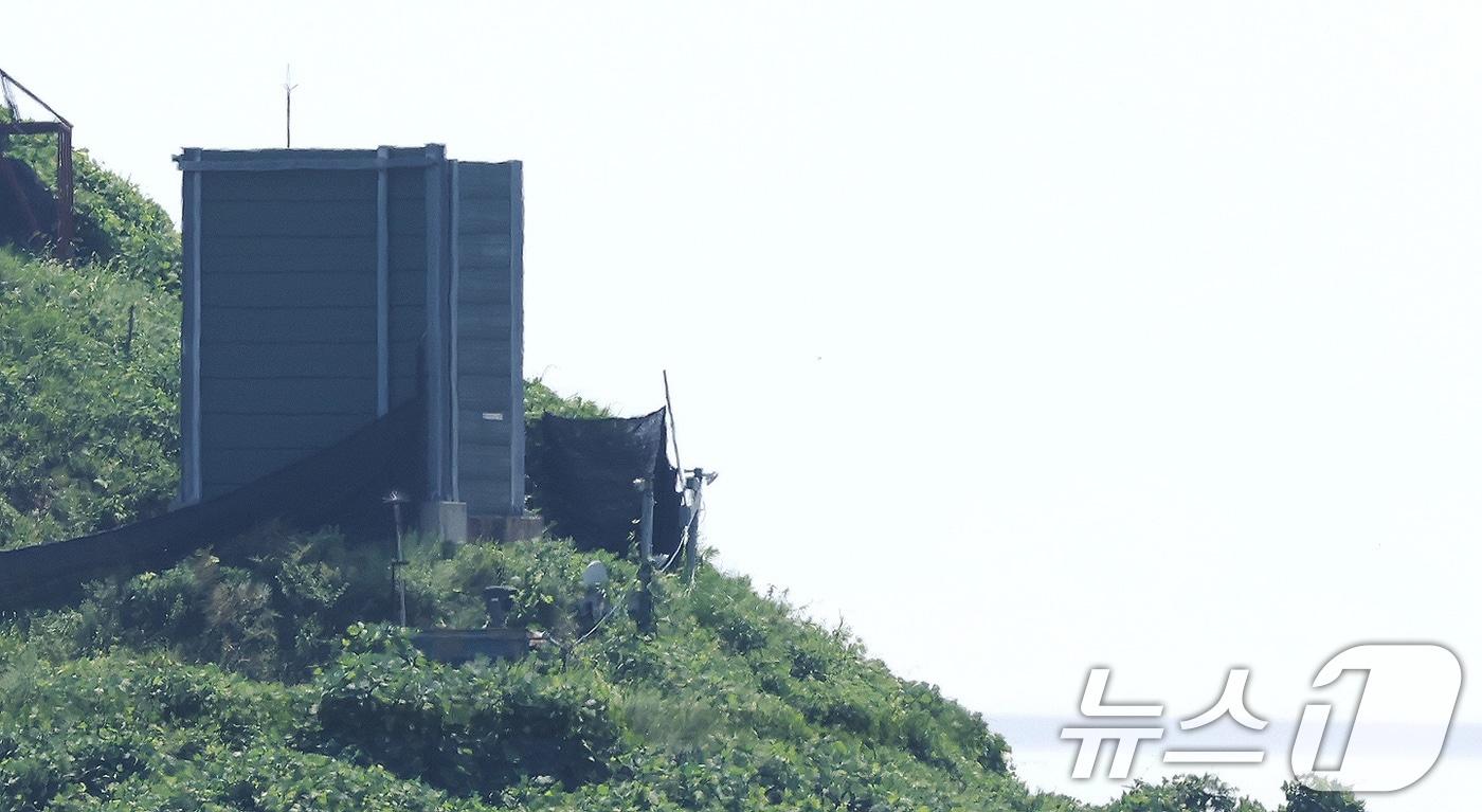 4일 경기 파주시 접경지역 우리 초소에 대북 확성기 가림막이 보이고 있다. 2025.8.4/뉴스1 ⓒ News1 장수영 기자