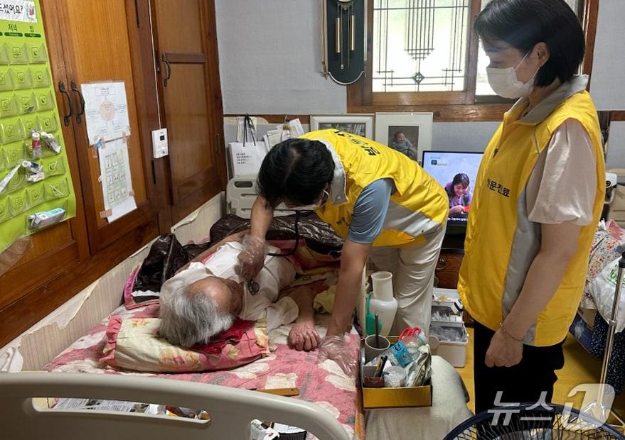 본문 이미지 - 충남 서천군이 거동이 불편하거나 만성질환 관리가 필요한 고령 환자를 위한 ‘장기요양 재택의료센터 서비스 모습. (서천군 제공. 재판매 및 DB금지)2025.8.4/뉴스1