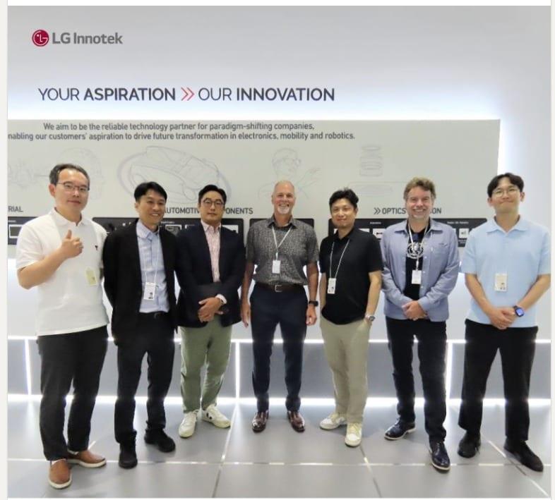 본문 이미지 - 로버트 플레이터 보스턴다이내믹스 최고경영자(CEO)(가운데)가 지난달 23일 서울 강서구 LG이노텍 본사를 방문했다(LG이노텍 SNS 갈무리). ⓒ 뉴스1