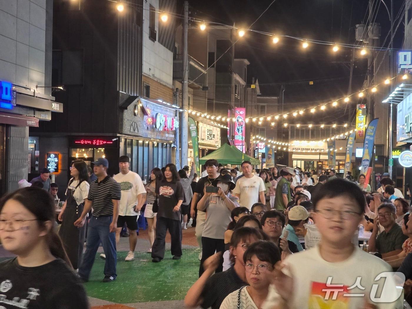 본문 이미지 - 거창군 상동 맥주거리 맥주축제 장면&#40;거창군 제공. 재판매 및 DB금지&#41;.