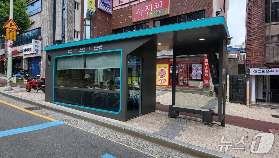 본문 이미지 - 울산 중구가 폭염 대비 에어 송풍기, 충전기 등 편의시설을 갖춘 스마트 승강장을 추가 조성한다고 4일 밝혔다.(울산중구청제공. 재판매 및 DB 금지)