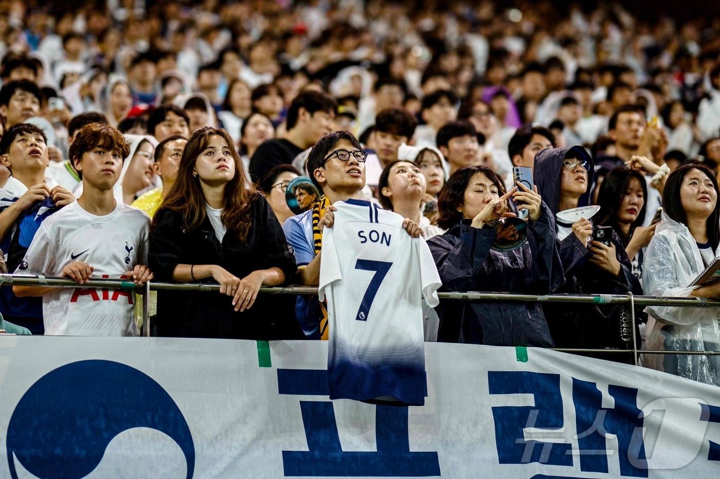 손흥민의 등번호 7번을 들고 있는 팬 ⓒ AFP=뉴스1