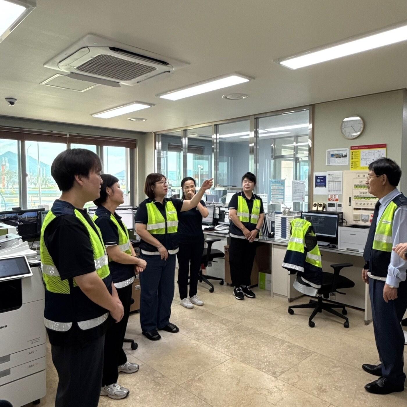 본문 이미지 - 한국도로공사서비스 충남 아산 현충사 영업소 현장점검 모습.(한국도로공사서비스 제공)