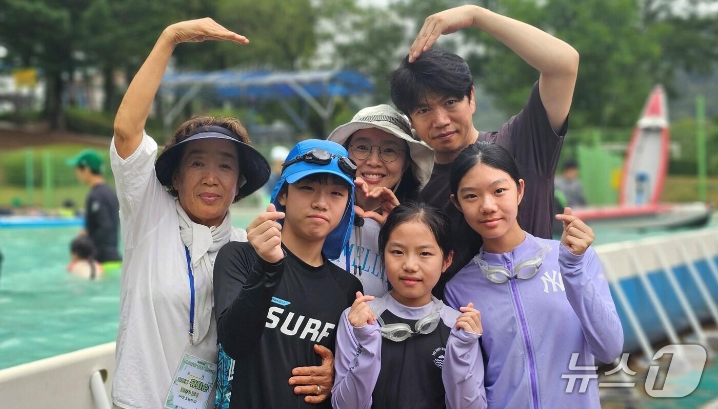 충북교육청 학생수련원의 세대 간 소통과 공감의 장 '2025 세대공감 가족 캠프'에 참여한 가족이 즐거운 시간을 보내고 있다.(충북교육청 제공, 재판매 및 DB금지)/뉴스1