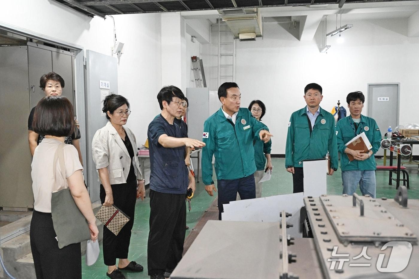 울산 북구는 4일 한우리아파트에서 북부소방서, 한국전기안전공사, 한국가스안전공사와 함께 공동주택 화재사고 예방을 위한 민관 합동점검을 실시하고 있다.&#40;울산 북구 제공. 재판매 및 DB금지&#41;/뉴스1