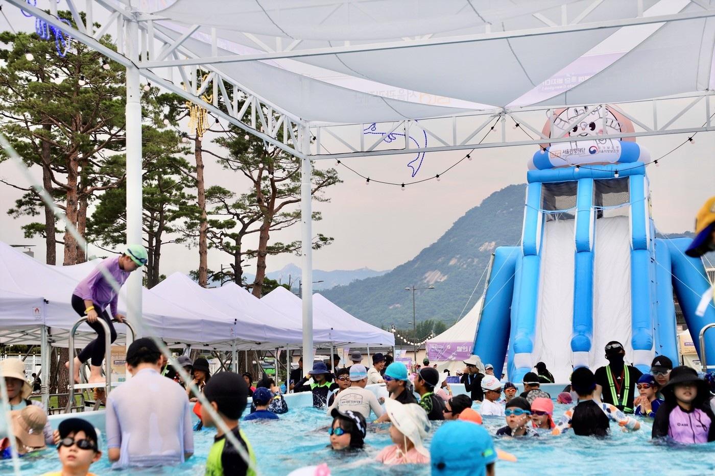 시민들이 &#39;보보&#39; 워터슬라이드와 수영장에서 물놀이를 즐기는 모습.&#40;서울지방보훈청 제공&#41;