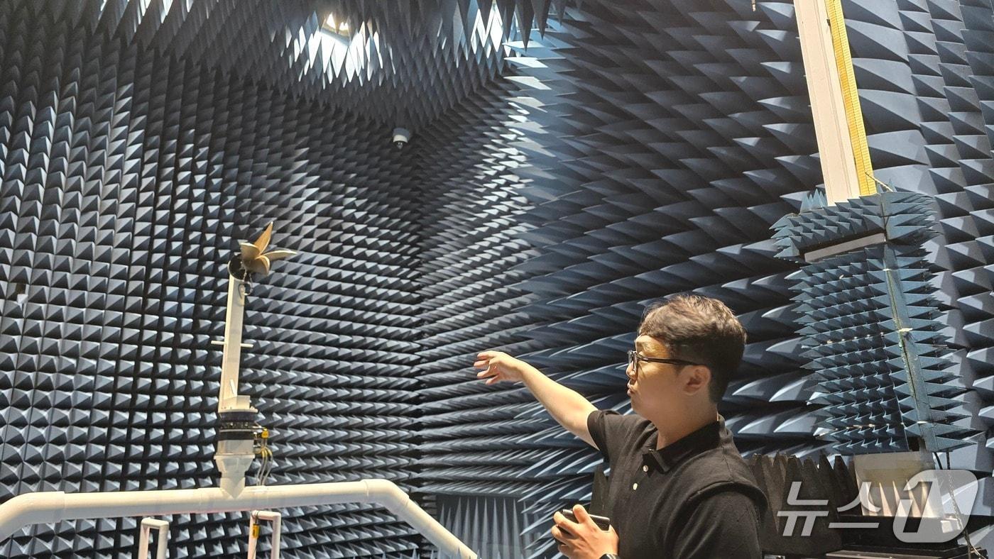 인천 연수구 송도 전파산업클러스터에는 한국전파진흥협회(RAPA)가 운영하는 IoT기술지원센터가 있다. 기지국 안테나 등의 주파수 이득, 방사 패턴을 측정하는 시설을 소개 중인 박세호 RAPA IoT기술지원센터장./뉴스1 ⓒNews1 윤주영 기자