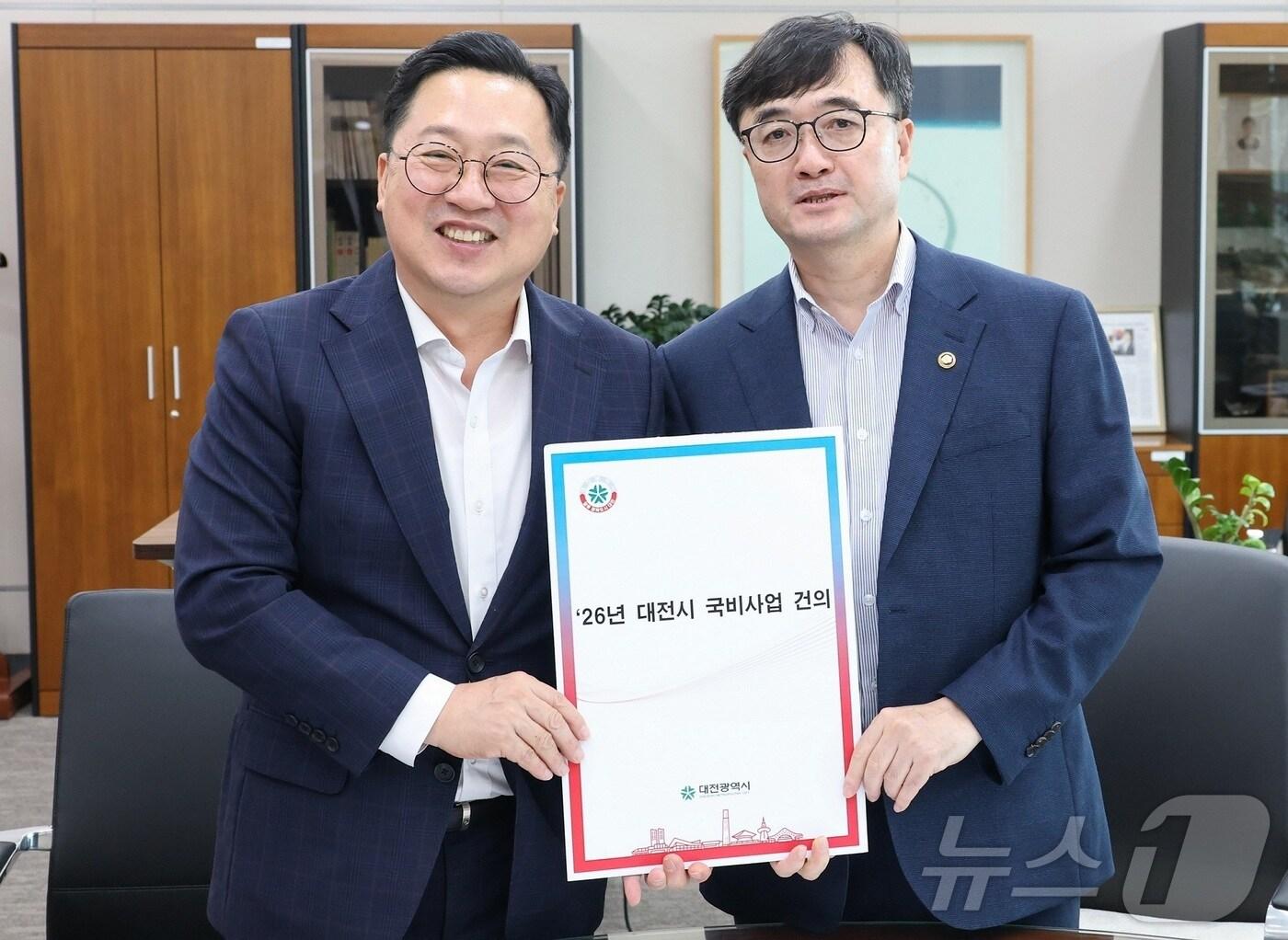 본문 이미지 - 이장우 대전시장이 4일 오후 정부세종청사를 방문해 임기근 기획재정부 제2차관과 면담을 갖고, 내년도 주요 현안 사업에 대한 국비 지원을 공식 요청했다.  (대전시 제공. 재판매 및 DB금지)2025.8.4/뉴스1 ⓒ News1 이동원 기자