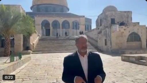 본문 이미지 - 이스라엘 국가안보장관 이타마르 벤그비르가 이슬람 성지인 동예루살렘 알아크사 사원을 방문한 모습을 자신의 엑스(X) 계정을 통해 공개했다.   