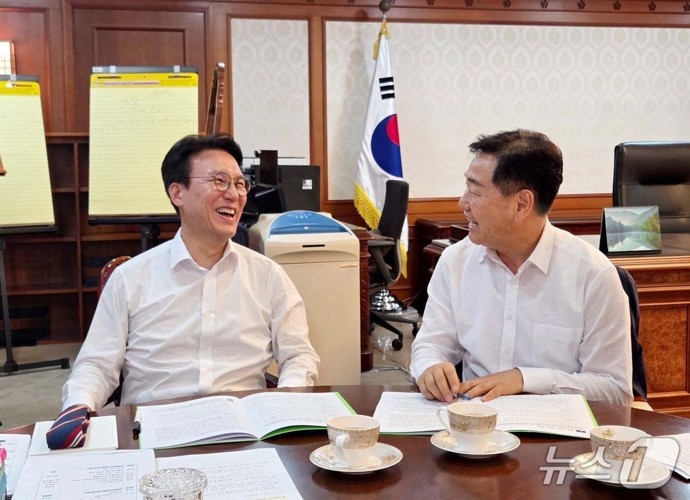 본문 이미지 - 4일 김관영 전북지사가 서울종합청사 국무총리 집무실에서 김민석 총리를 만나 전북 현안에 대한 설명과 함께 적극적인 지원을 건의하고 있다. &#40;전북도 제공. 재판매 및 DB금지&#41;/뉴스1