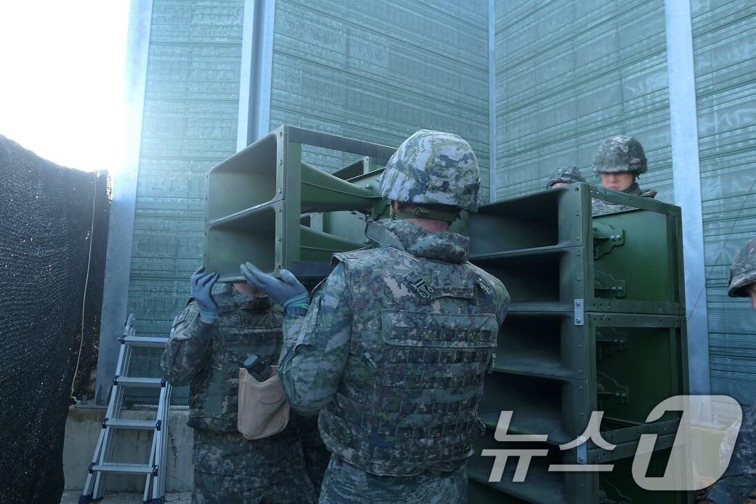 본문 이미지 - 군의 대북확성기 철거 모습. (국방부 제공. 재판매 및 DB 금지) 2025.8.4/뉴스1