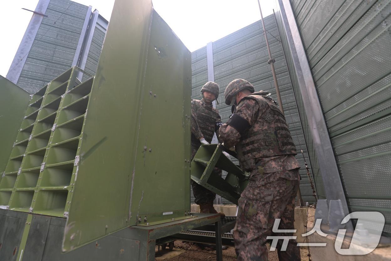 본문 이미지 - 우리 군이 대북 확성기를 철거하는 모습. &#40;국방부 제공. 재판매 및 DB 금지&#41; 2025.8.4/뉴스1