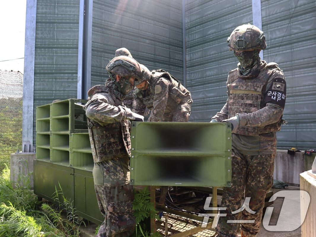본문 이미지 - 국방부는 지난달 4일 남북 접경지역에 설치된 대북확성기 철거를 시작했다고 밝혔다. 사진은 대북확성기 철거 모습. &#40;국방부 제공. 재판매 및 DB 금지&#41; 2025.8.4/뉴스1
