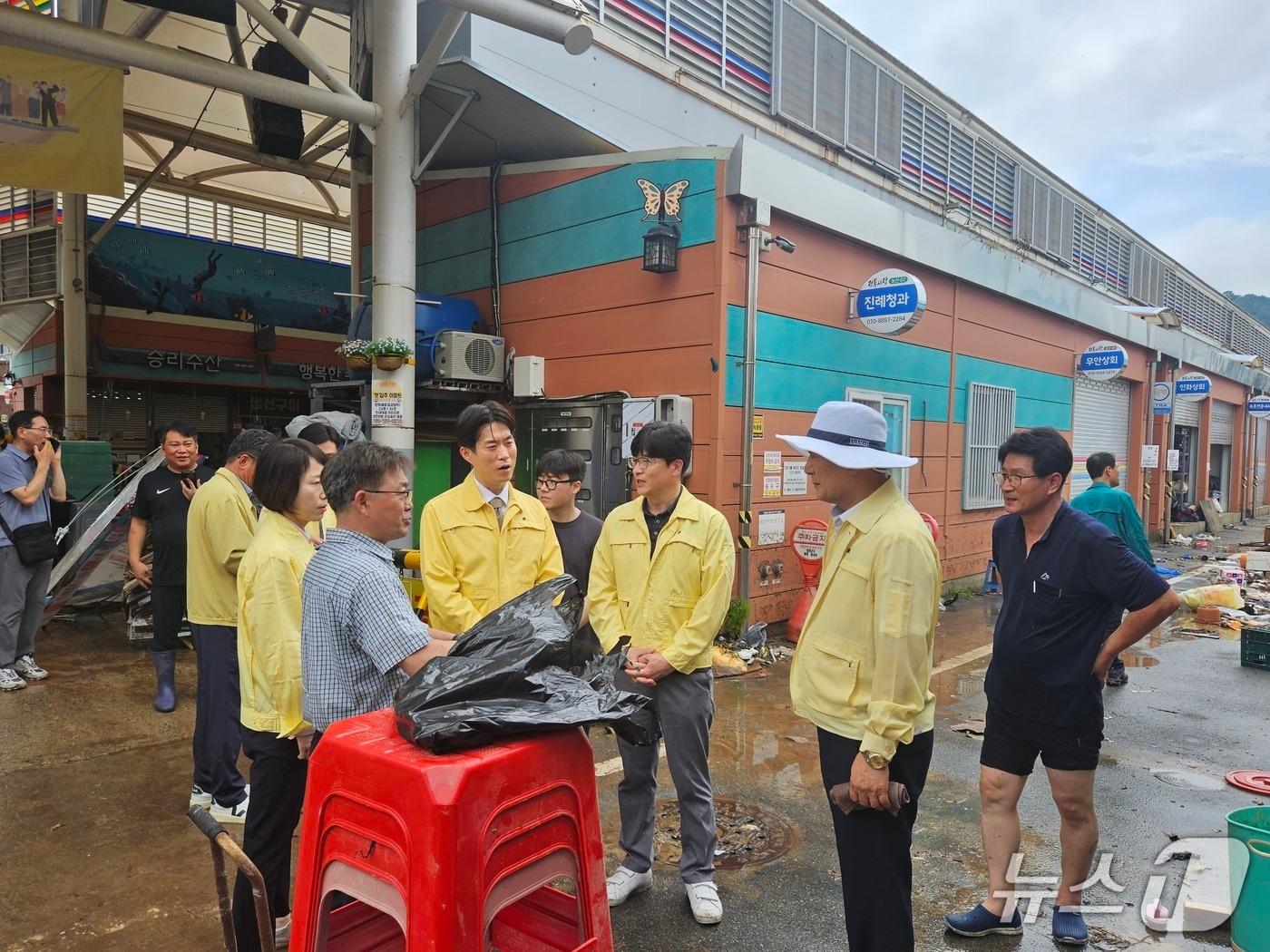 본문 이미지 - 노용석 중소벤처기업부 차관이 4일 전남 함평천지 전통시장 및 골목형상점가를 방문해 집중호우 피해 및 복구 상황을 점검하며 애로사항을 청취하고 있다. (중기부 제공)