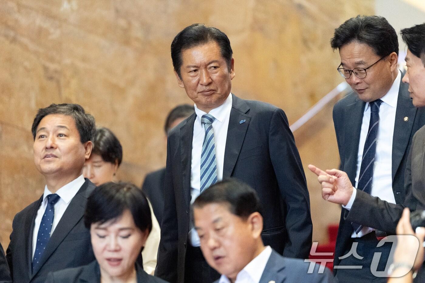 정청래 더불어민주당 대표(가운데). 2025.8.4/뉴스1 ⓒ News1 이승배 기자