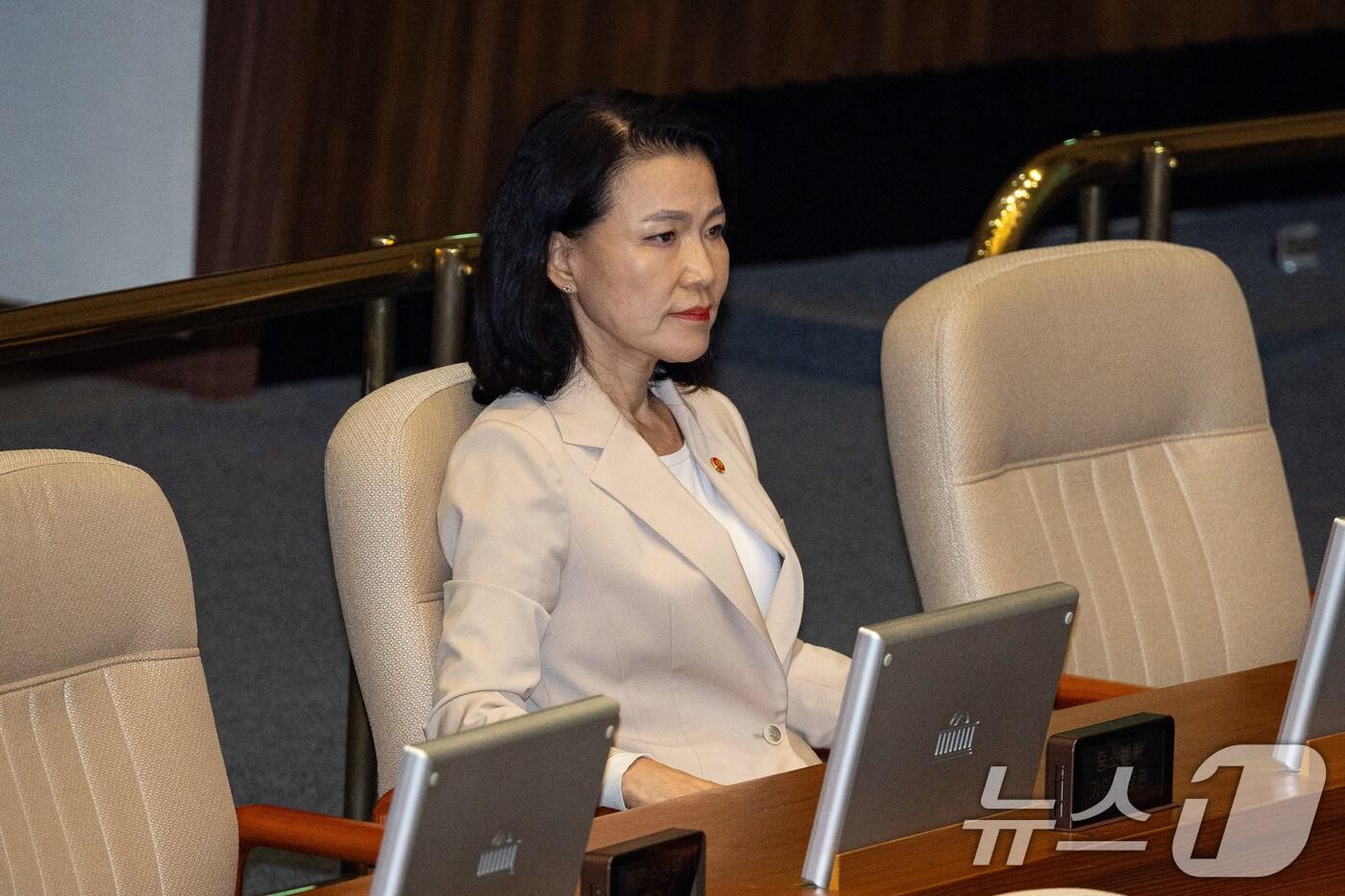 이진숙 방송통신위원장이 4일 서울 여의도 국회에서 열린 제427회 국회&#40;임시회&#41; 3차 본회의에 출석해 자리하고 있다. 2025.8.4/뉴스1 ⓒ News1 유승관 기자
