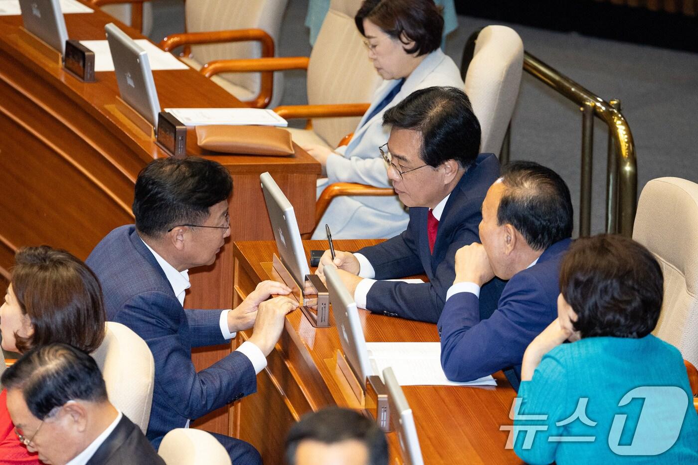 송언석 국민의힘 비상대책위원장 겸 원내대표와 정점식 사무총장 등 의원들이 4일 서울 여의도 국회에서 열린 제427회 국회(임시회) 3차 본회의에서 대화하고 있다. 2025.8.4/뉴스1 ⓒ News1 유승관 기자