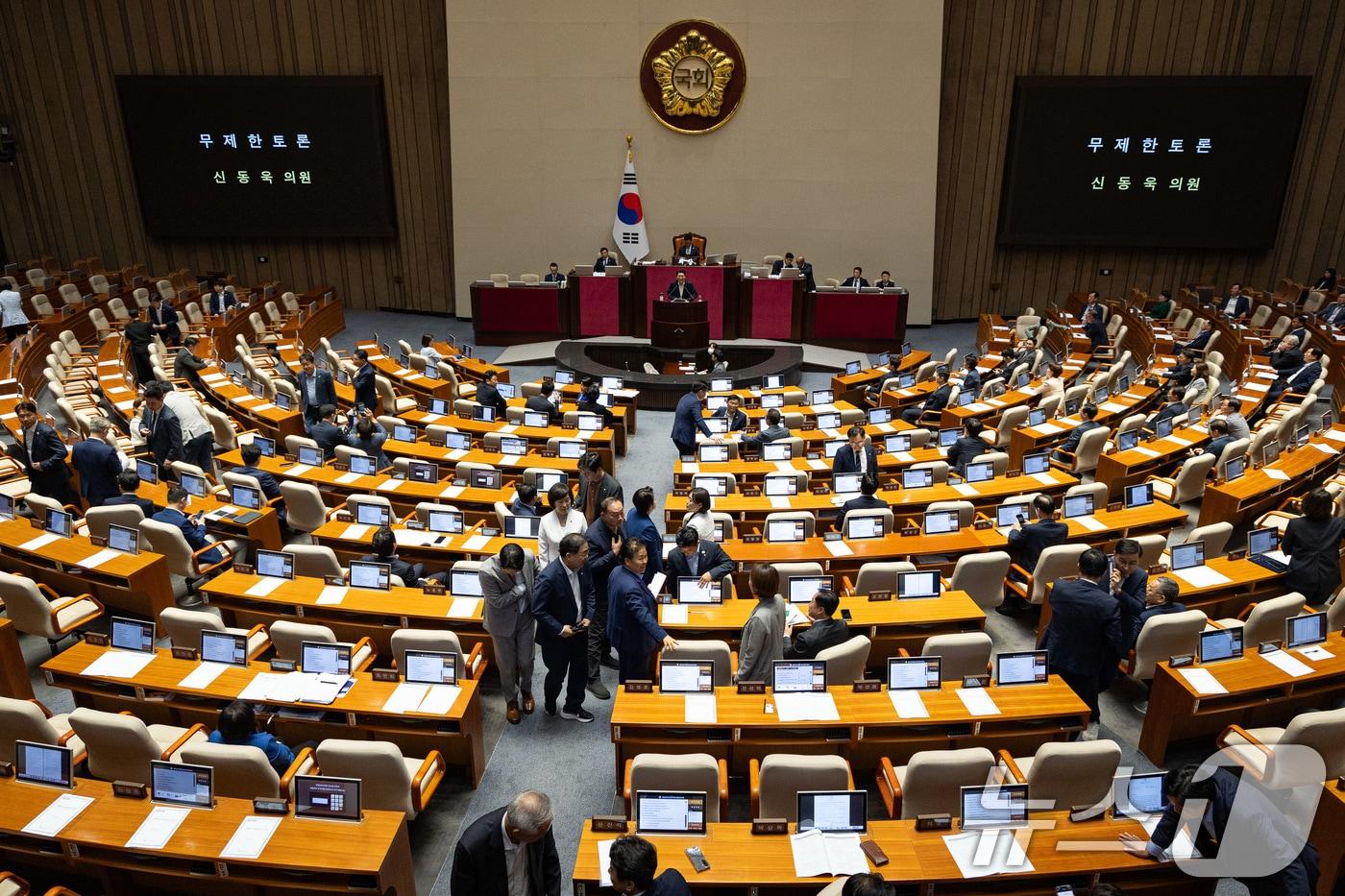 4일 서울 여의도 국회에서 열린 제427회 국회(임시회) 3차 본회의에서 방송법 일부개정법률안(대안)에 대한 신동욱 국민의힘 의원의 무제한토론(필리버스터)이 시작되자 여당 의원들이 본회의장을 나서고 있다. 2025.8.4/뉴스1 ⓒ News1 유승관 기자