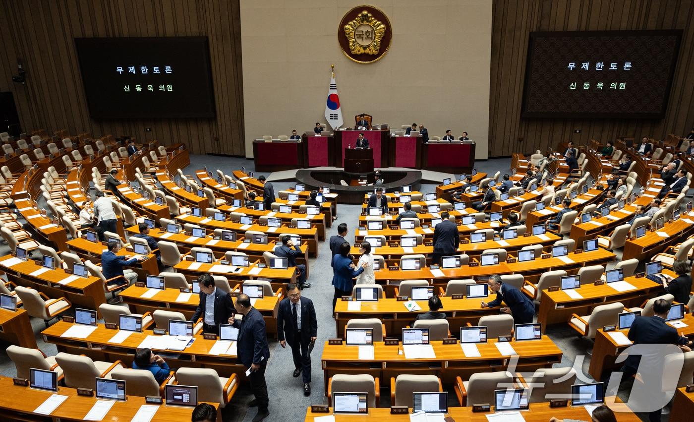 4일 서울 여의도 국회에서 열린 제427회 국회(임시회) 3차 본회의에서 방송법 일부개정법률안(대안)에 대한 신동욱 국민의힘 의원의 무제한토론(필리버스터)이 시작되자 여당 의원들이 본회의장을 나서고 있다. 2025.8.4/뉴스1 ⓒ News1 유승관 기자