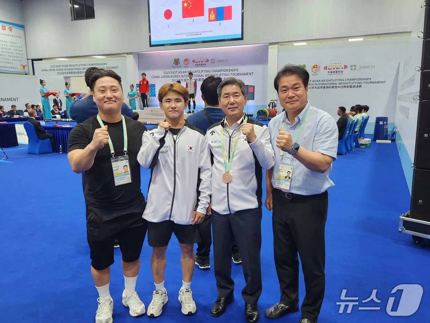 본문 이미지 - 지난 7월 30일부터 8월 1일까지 중국 푸저우에서 열린 2025 동아시아역도선수권대회 및 한중일국제친선대회에 참가한 양구군청 직장운동경기부 역도팀과 서흥원 양구군수가 기념촬영을 하고 있다.&#40;양구군청 제공. 재판매 및 DB금지&#41;/뉴스1