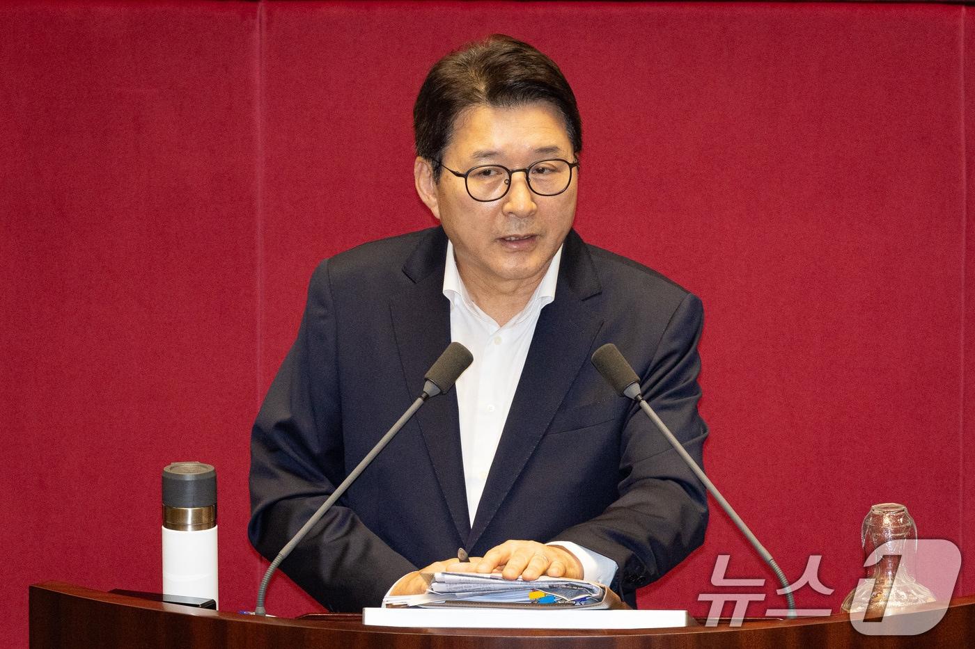 신동욱 국민의힘 의원이 4일 서울 여의도 국회에서 열린 제427회 국회&#40;임시회&#41; 3차 본회의에 상정된 방송법 일부개정법률안&#40;대안&#41;에 대한 무제한토론&#40;필리버스터&#41;을 하고 있다. 2025.8.4/뉴스1 ⓒ News1 유승관 기자