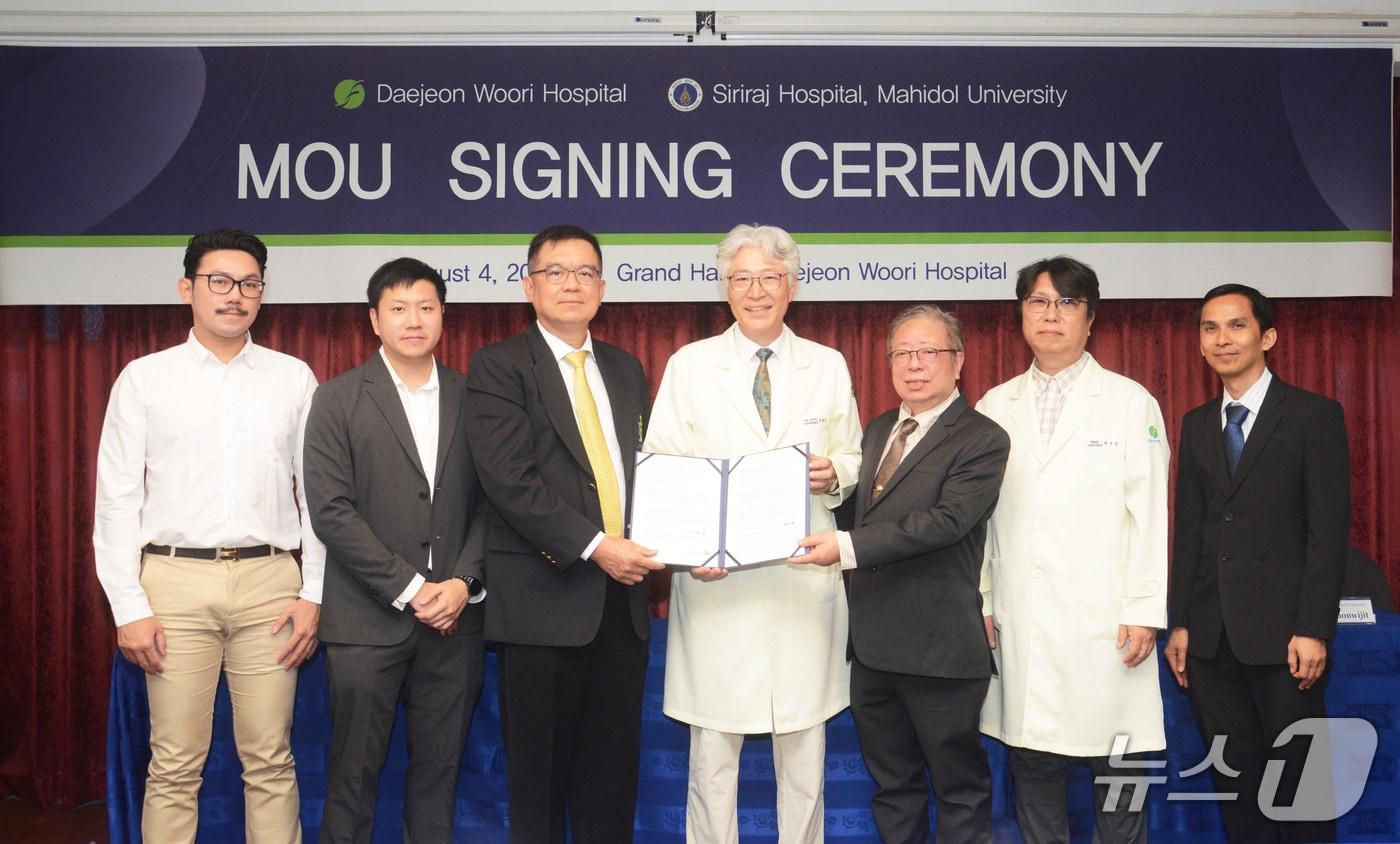 대전우리병원과 태국 마히돌대 시리랏병원이 4일 척추내시경수술 분야 교육 협력을 위한 업무협약을 체결했다. 왼쪽부터 송릿 붓티퐁쿤 박사, 아카퐁 니티씽 교수, 박철웅 대표병원장, 폰쁘라윗 시리피롬 교수, 박우민 병원장, 럭차이 폰위짓 교수, 송릿 붓티퐁쿤 박사, 킷띠논 송차우 박사(우리병원 제공) /뉴스1