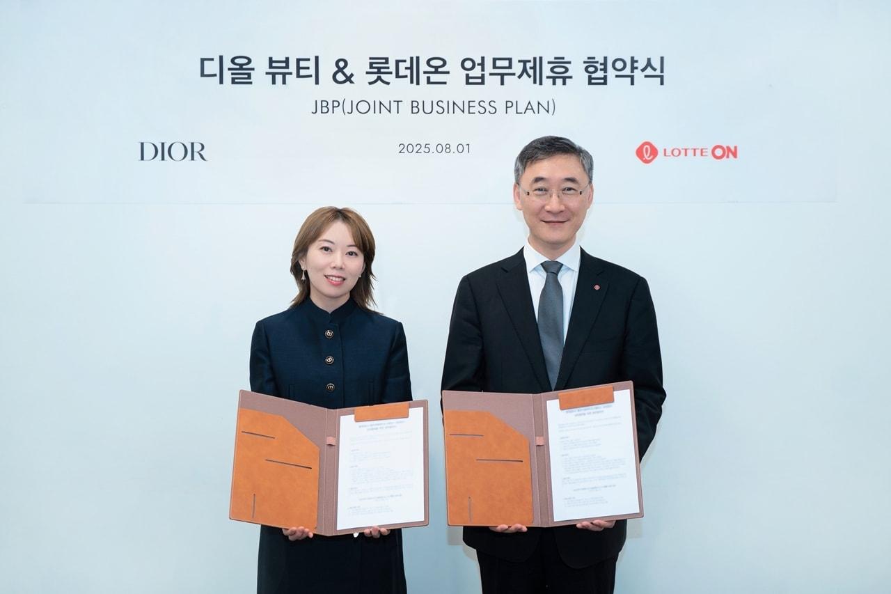 본문 이미지 - 롯데온이 지난 1일 서울 광화문 디올 뷰티 코리아 본사에서 롯데쇼핑 e커머스사업부 박익진 대표(오른쪽)와 김백남 크리스챤 디올 뷰티 코리아 지사장이 전략적 비즈니스 파트너십(JBP) 체결 기념촬영을 하고 있다. (롯데온 제공).