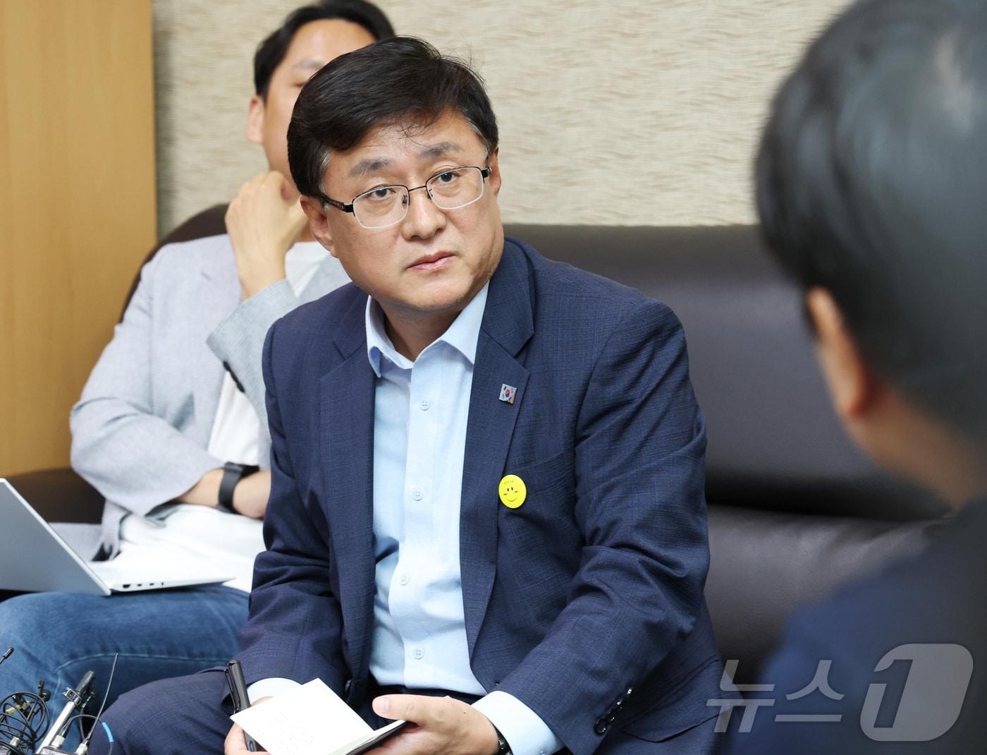 본문 이미지 - 김성환 환경부 장관이 세종시 정부세종청사 환경부 기자실에서 출입기자단과 현안 관련 감담회에 참석하여 질문에 답하고 있다. 2025.8.4/뉴스1 ⓒ News1 김기남 기자