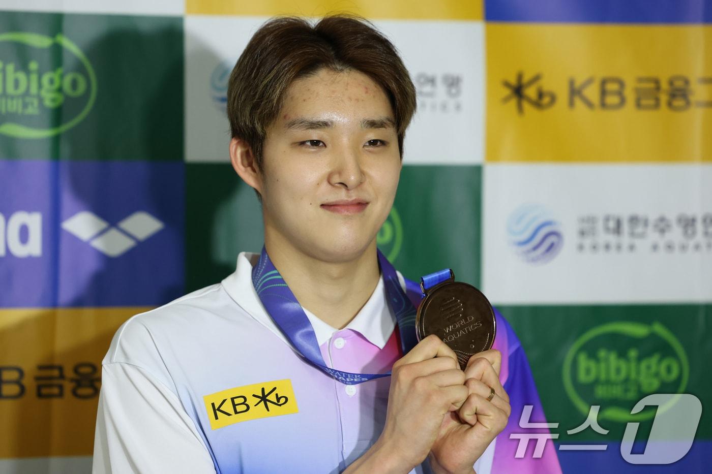 &#39;2025 제22회 싱가포르 세계수영선수권대회&#39; 출전을 마친 대한민국 수영 대표팀 김우민이 4일 오후 인천국제공항을 통해 입국, 동메달을 들어보이고 있다. 2025.8.4/뉴스1 ⓒ News1 황기선 기자