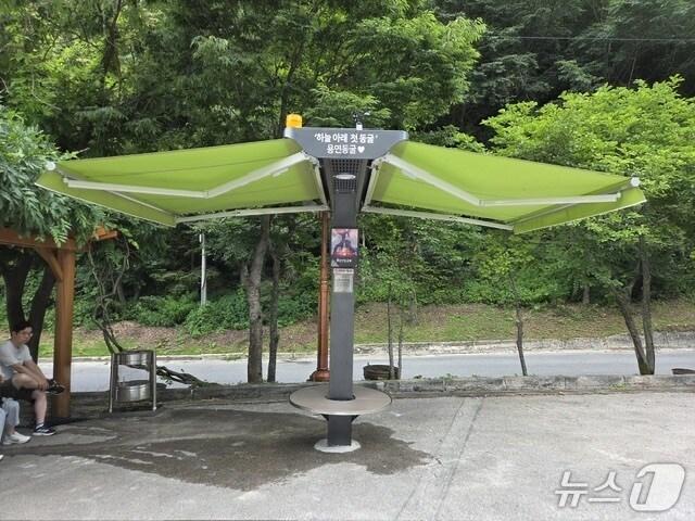본문 이미지 - 강원 태백시 용연동굴 스마트 그늘막 자료 사진. (태백시 제공. 재판매 및 DB금지) 2025.8.4/뉴스1