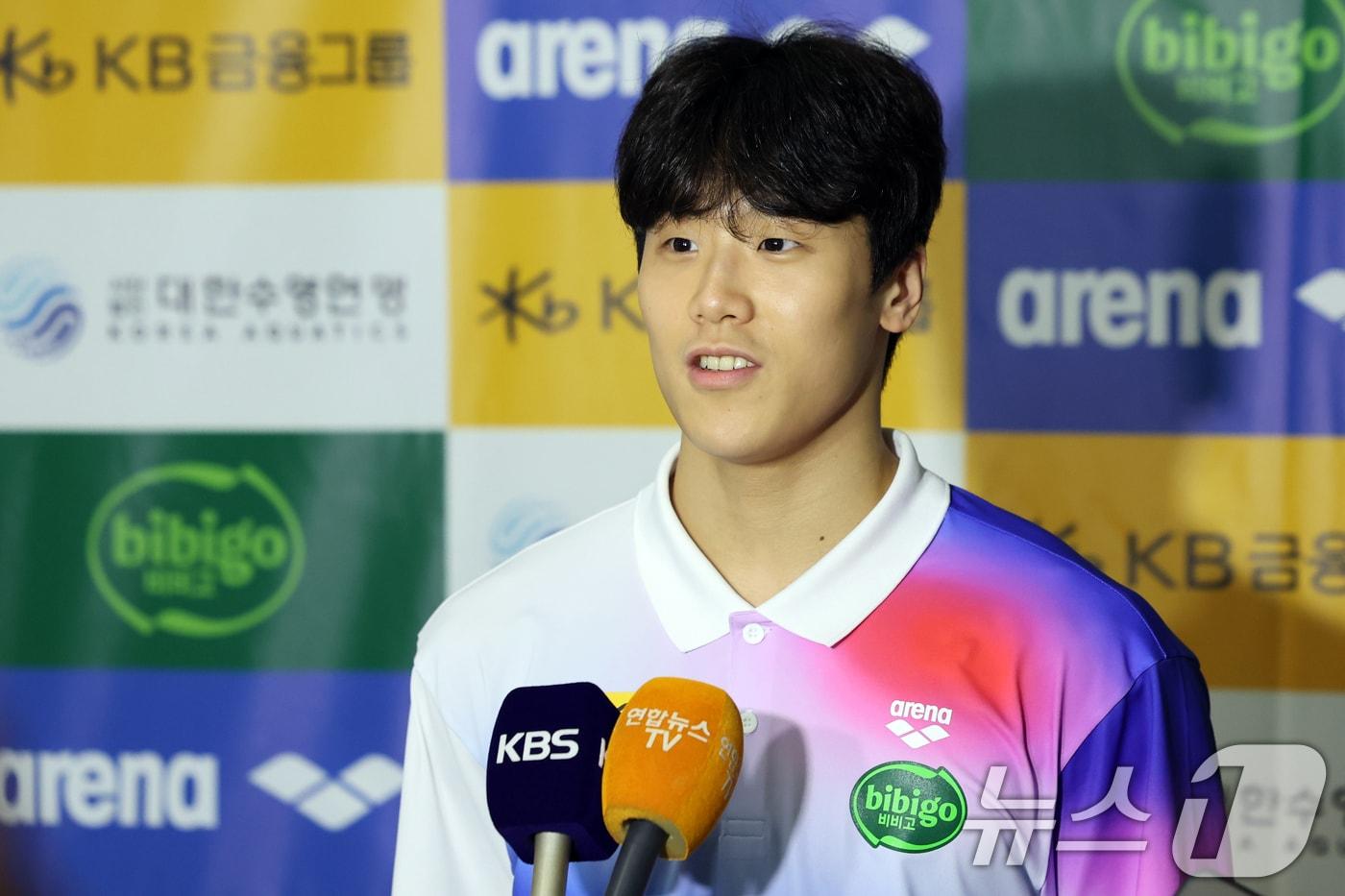 2025 제22회 싱가포르 세계수영선수권대회' 출전을 마친 대한민국 수영 대표팀 지유찬이 4일 오후 인천국제공항을 통해 입국, 취재진 질문에 답하고 있다. 2025.8.4/뉴스1 ⓒ News1 황기선 기자