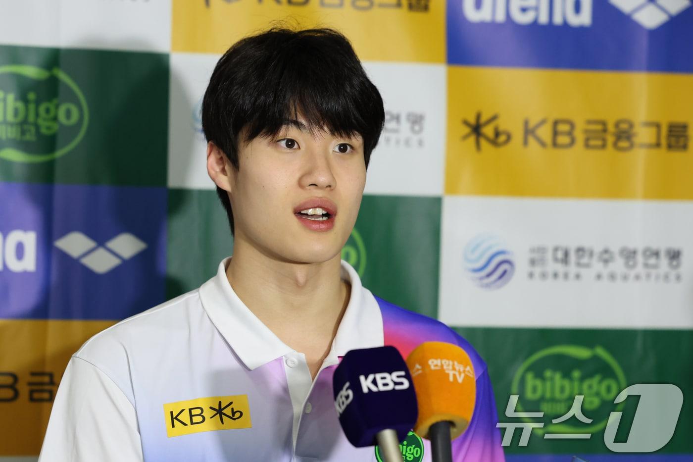 2025 제22회 싱가포르 세계수영선수권대회&#39; 출전을 마친 대한민국 수영 대표팀 황선우가 4일 오후 인천국제공항을 통해 입국, 취재진 질문에 답하고 있다. 2025.8.4/뉴스1 ⓒ News1 황기선 기자