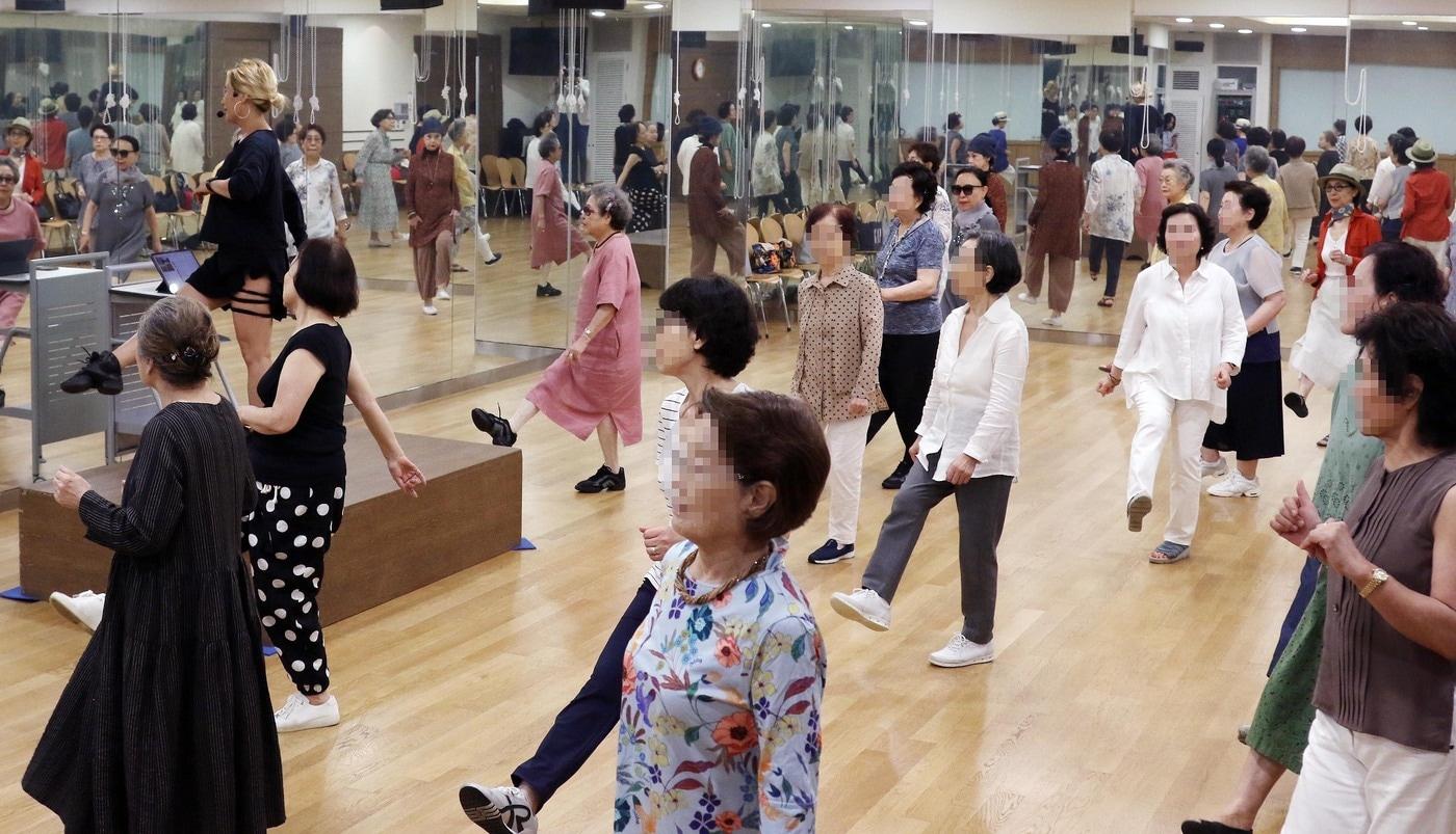 신세계백화점 본점 아카데미, 시니어댄스 강좌 모습.(신세계백화점 제공). 